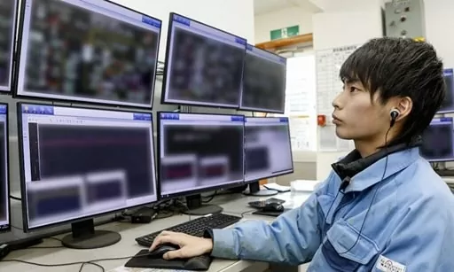 仕事内容 モニターの監視をしている風景画像