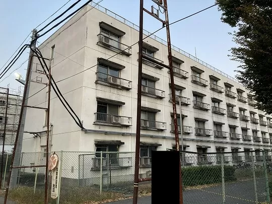 旧棟の東長岡寮の外観