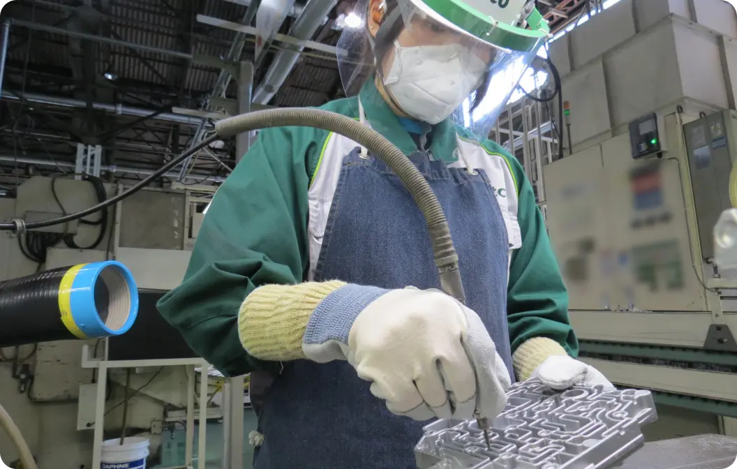 ジヤトコの鋳造工程で働く姿