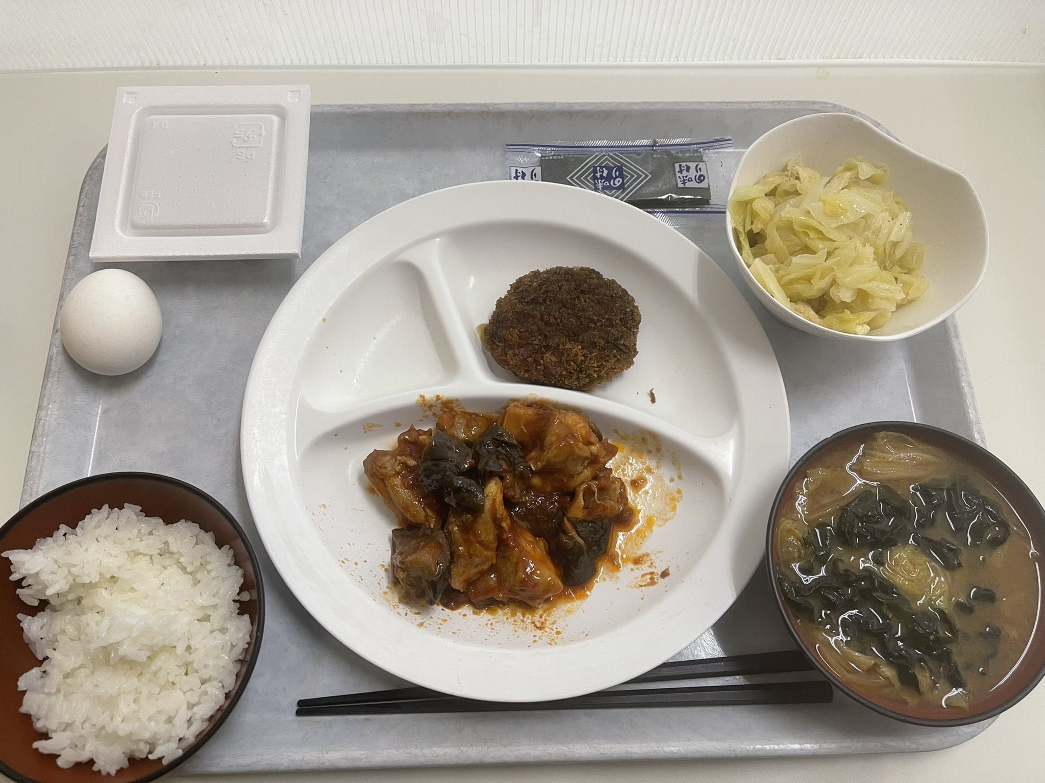 三菱自動車の寮の食事画像