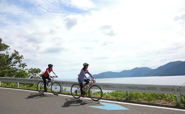 滋賀県の琵琶湖でサイクリング