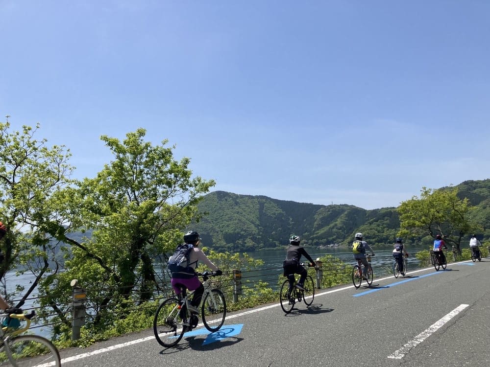 琵琶湖の周りをサイクリングをする様子